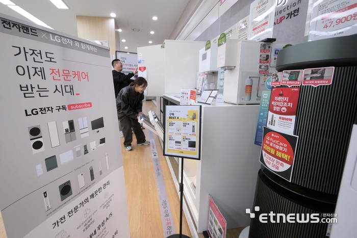 가전제품 업계가 고객이 원하는 기간동안 가전을 이용할 수 있는 가전구독서비스를 통한 마케팅 전략을 적극 펼치고 있다. 지난해 4월 서울 용산구 전자랜드에서 고객이 LG전자 구독 가전 제품을 살펴보고 있다. 김민수기자 mskim@etnews.com