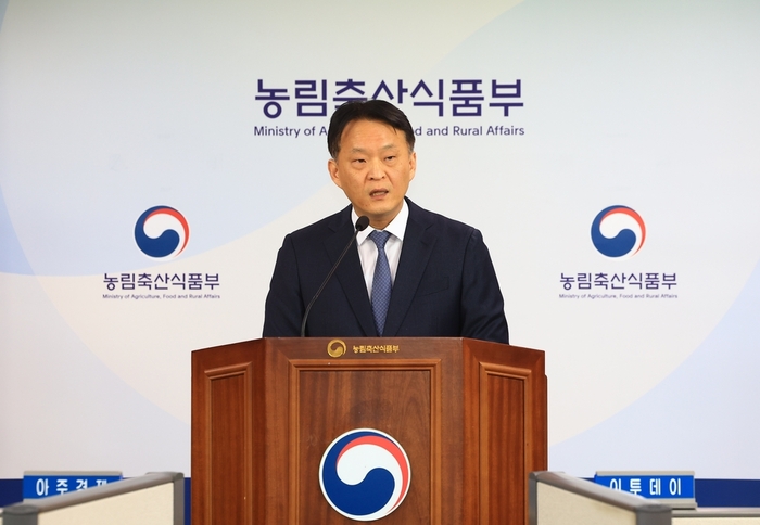 윤원습 농림축산식품부 농업정책관이 지난 달 세종정부청사에서 열린 브리핑에서 '농업고요인력 지원 기본계획'을 발표하고 있다. (사진=농림축산식품부)