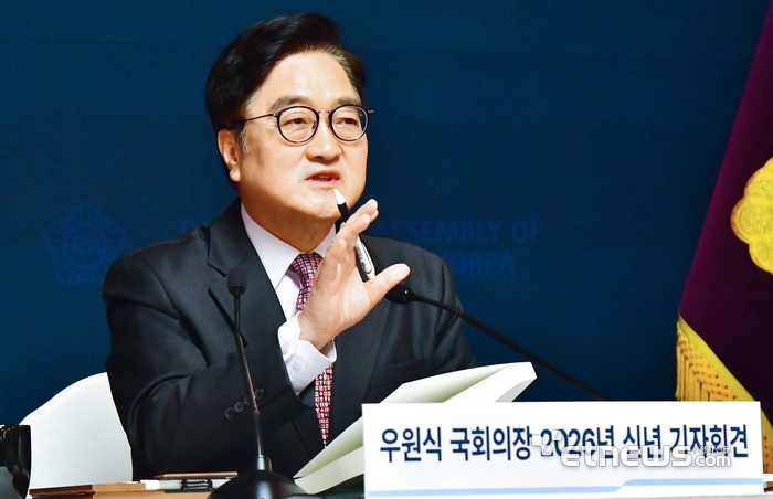 우원식 국회의장이 5일 서울 여의도 국회 사랑재에서 2026년 신년기자회견을 하고 있다. 〈사진공동취재단〉