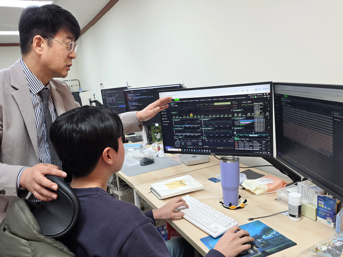 권건우 대표가 기업연구소에서 엔지니어와 솔루션 개발 관련 이야기를 나누고 있다.