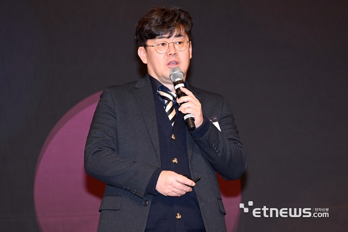 전자신문 '주최 CIO 서밋 2026'이 '인간과 AI의 조화, 멀티 에이전트 성공의 열쇠'를 주제로 26일 서울 강남구 그랜드 인터컨티넨탈 서울 파르나스 호텔에서 열렸다. 전충재 더존비즈온 전무가 'AI 중심 시대, 비즈니스 플랫폼의 진화'를 주제로 발표하고 있다. 김민수기자 mskim@etnews.com