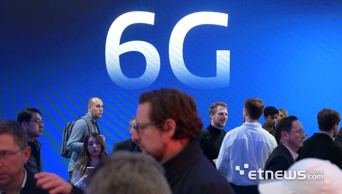 MWC2025 행사장 내 미디어텍 부스에서 관람객이 전시물을 살펴보고 있다.
바르셀로나(스페인)=김민수기자 mskim@etnews.com