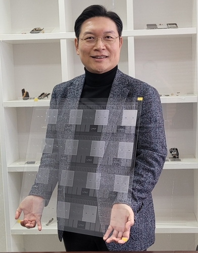 이용상 LPKF 코리아 대표가 시제작한 유리기판을 들어보였다.