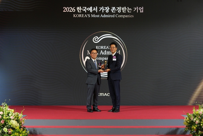 한수희 한국능률협회컨설팅(KMAC) 대표(왼쪽)와 고정수 매일유업 부사장