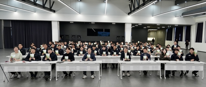 곽재선 KGM 회장(맨 앞줄 오른쪽 다섯번째)이 설 명절을 앞두고 자신의 저서 '곽재선의 창' 북 콘서트를 갖고 임직원들과 소통했다. [자료:KGM]