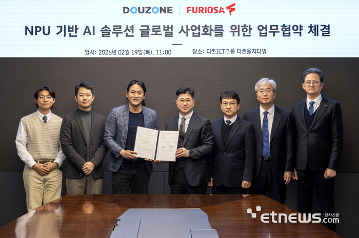더존비즈온과 퓨리오사AI는 19일 서울 중구 더존을지타워에서 'NPU'기반 AI 솔루션 글로벌 사업화를 위한 업무협약'을 체결했다. (왼쪽 세번째부터) 백준호 퓨리오사 대표, 지용구 더존비즈온 사장과 양사 임직원이 기념촬영을 하는 모습.