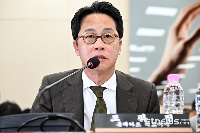 대규모 해킹사고(통신o금융) 관련 청문회가 24일 서울 여의도 국회 과학기술정보방송통신위원회에서 열렸다. 조좌진 롯데카드 대표가 답변하고 있다.  이동근기자 foto@etnews.com