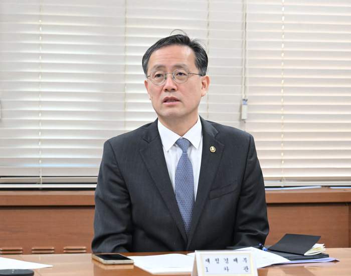 이형일 재정경제부 차관이 2월 3일 서울 종로구 정부서울청사에서 열린 물가관계차관회의룰 주재하고 있다. (사진=재정경제부)