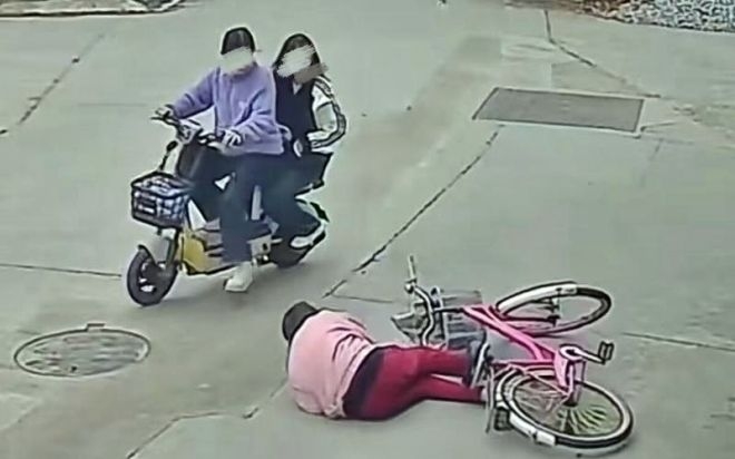 자전거서 넘어진 노인을 부축한 여중생들이 수천만원대의 손해배상 소송을 당했다. 사진=펑파이 신문