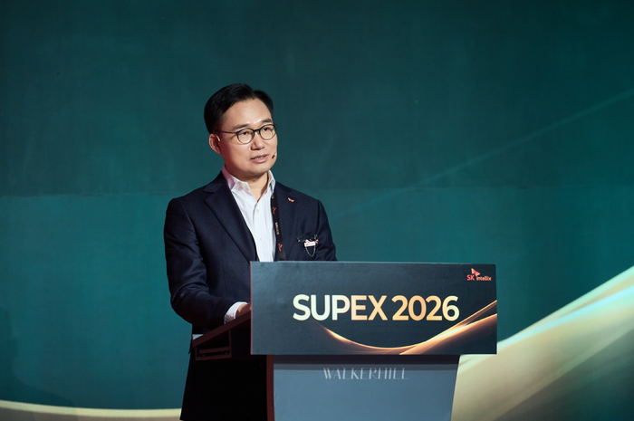 안무인 SK인텔릭스 대표가 '수펙스 2026' 행사에서 비전과 전략 방향을 발표하고 있다.