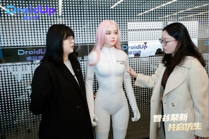 인간 체온까지 재현한 초현실적 휴머노이드 서비스 로봇이 공개됐다. 사진= 'DroidUP' 공식 위챗