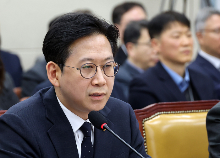 배경훈 부총리 겸 과기정통부 장관이 11일 국회에서 열린 과학기술정보방송통신위원회 전체회의에서 의원 질의에 답변하고 있다.