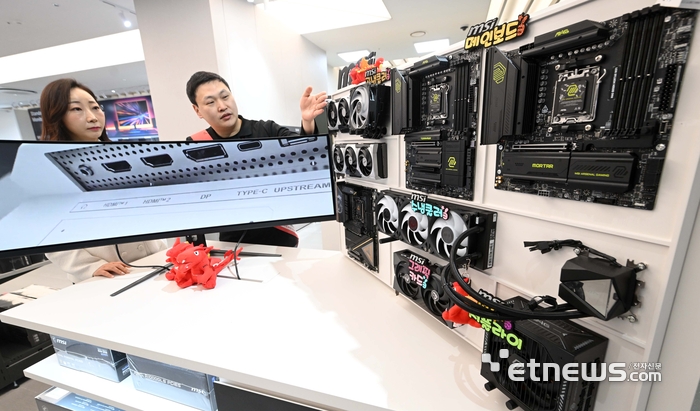 10일 서울 송파구 롯데하이마트 잠실점을 찾은 고객이 조립PC 코너에서 쿨러, 그래픽카드, 모니터 등 PC 부품을 살펴보고 있다. 김민수기자 mskim@etnews.com