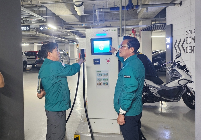 김석필 천안시장 권한대행 부시장이 공동주택 지하주차장 전기차 충전시설을 점검하고 있다.