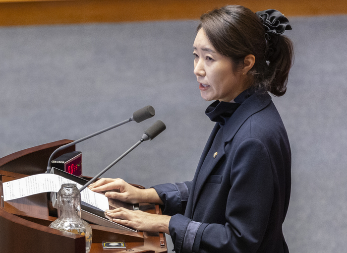 2022년 지방선거를 앞두고 1억원의 공천헌금을 주고받은 혐의로 수사를 받는 무소속 강선우 의원이 24일 국회 본회의에 자신의 체포동의안이 상정된 뒤 신상 발언을 하고 있다.  연합뉴스