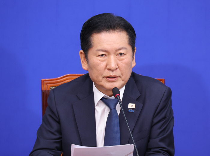 더불어민주당 정청래 대표가 20일 국회에서 열린 최고위원회의에서 전날 법원이 무기징역으로 판결한 윤석열 전 대통령 내란 1심에 대한 비판 발언을 하고 있다. 연합뉴스