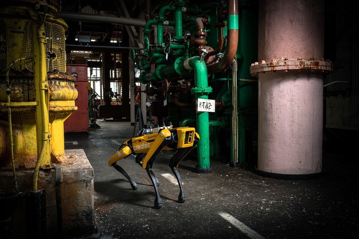 현대자동차그룹 로봇 전문 계열사 보스턴다이나믹스의 4족 보행 로봇 '스팟(Spot)'이 셀라필드 현장을 순찰하는 모습.