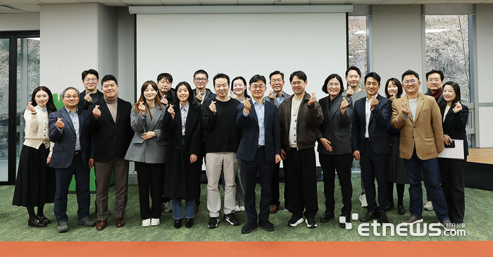 경기도경제과학진흥원이 24일 성남 판교 스타트업캠퍼스 창업라운지에서 '글로벌 진출 성과공유 및 간담회'를 개최하고 기업 대표 들과 기념 촬영했다.