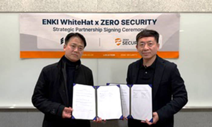 이성권 엔키화이트햇 대표(오른쪽)와 임익현 제로시큐리티 대표가 지난 4일 일본 도쿄 제로시큐리티 본사에서 기념 촬영을 하고 있다.