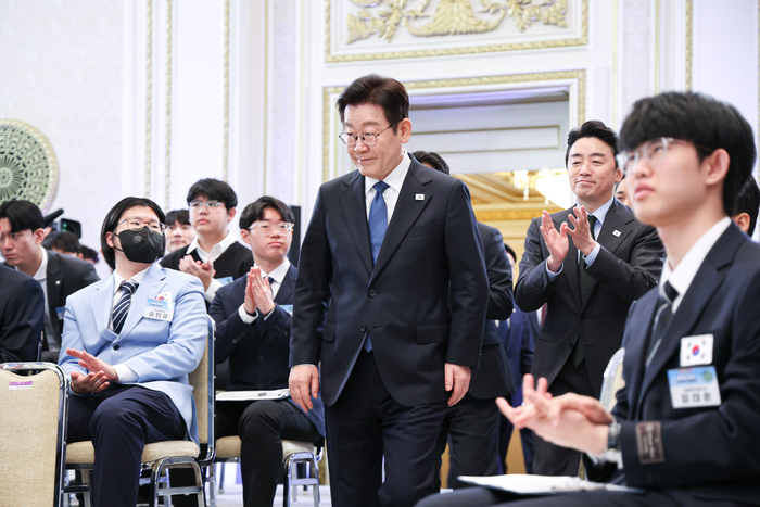 이재명 대통령이 5일 청와대에서 열린 대통령과학장학생·올림피아드 대표단 친수 및 간담회(미래 과학자와의 대화)에 입장하고 있다. 연합뉴스