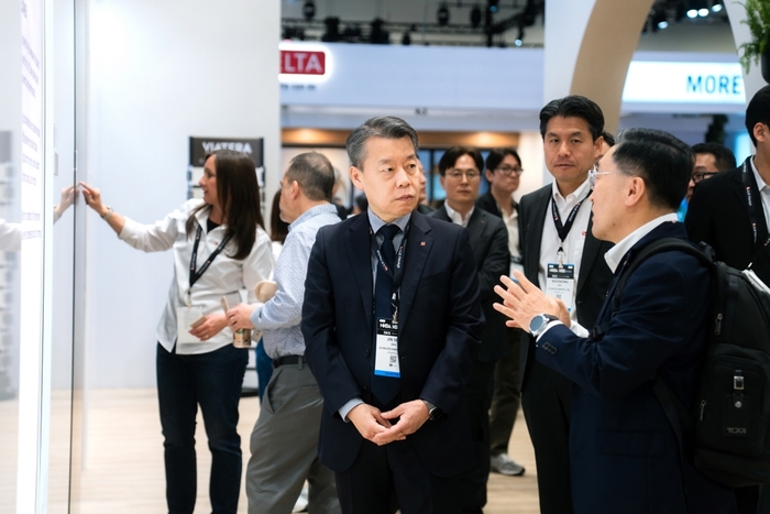 노진서 LX하우시스 사장이 KBIS 2026 LX하우시스 전시관을 살펴보고 있다. 〈사진 LX하우시스 제공〉