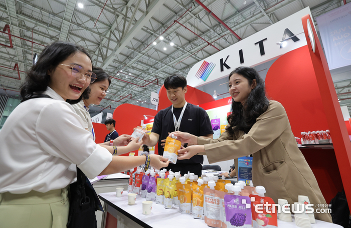 5일 베트남 호치민 SECC전시장에서 한국무역협회 주관 코엑스 주최로 열린 2025 베트남 국제 프리미엄 소비재전(VIPREMIUM)을 찾은 관람객들이 전시상품을 시식 해보고 있다. 올해 전시회는 8일 까지 뷰티, 패션, 리빙, 식품 등 다양한 소비재분야의 200여개 국내외 기업이 참가해 프리미엄 제품과 최신 라이프스타일을 선보인다. 호치민=사진공동취재단
