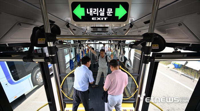 우진산전의 양문형 전기버스. 제주=이동근기자 foto@etnews.com