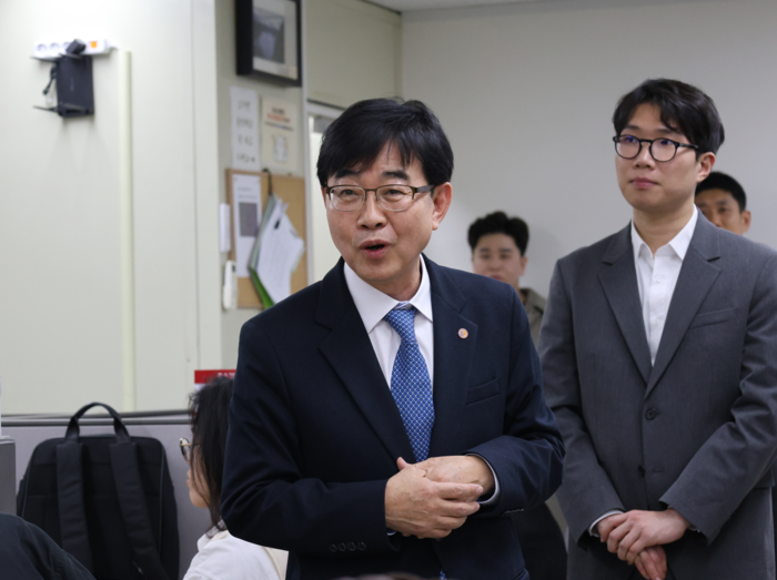 인태연 소상공인시장진흥공단 신임 이사장이 11일 오후 서울 여의도 중소기업중앙회 기자실을 찾아 기자들과 인사 나누고 있다.