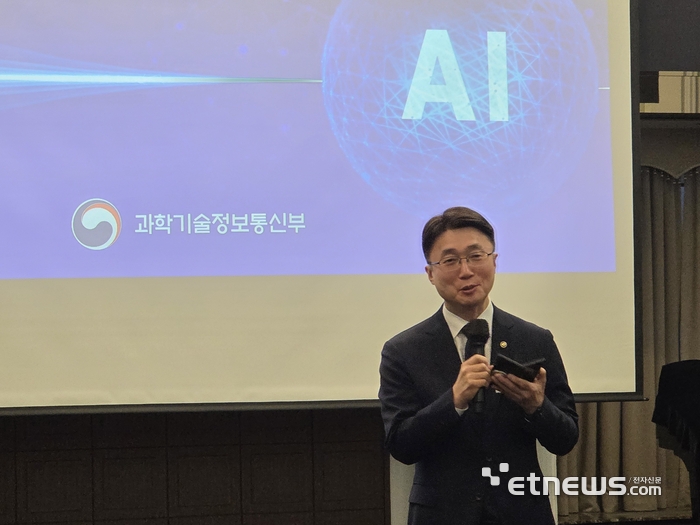 류제명 과학기술정보통신부 2차관이 11일 오전 서울 한국프레스센터에서 한국정보통신법학회, 한국통신학회, 정보통신정책학회, 한국방송학회 등 4개 학회 주최로 열린 조찬 간담회에서 인사말을 하고 있다.