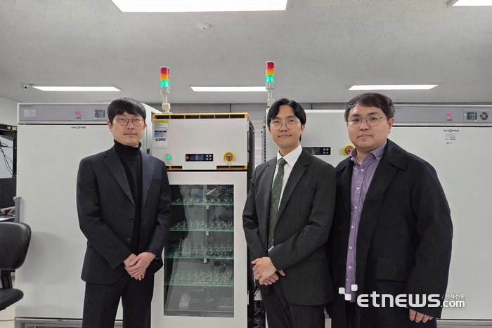 가천대 최정현 화공생명배터리공학부 교수와 UNIST 곽원진 에너지화학공학과 교수, 중앙대 문장혁 에너지시스템공학부 교수(왼쪽부터).