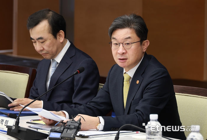 이억원 금융위원장이 25일 오전 서울 중구 대한상공회의소 20층 챔버 라운지에서 개최한 생산적금융 대전환 네 번째 회의에서 관계부처와 관계기관, 경제단체 등과 함께 우리 경제와 기업의 녹색 전환(GX)을 위한 다양한 과제들을 논의했다. [사진= 금융위원회 제공]