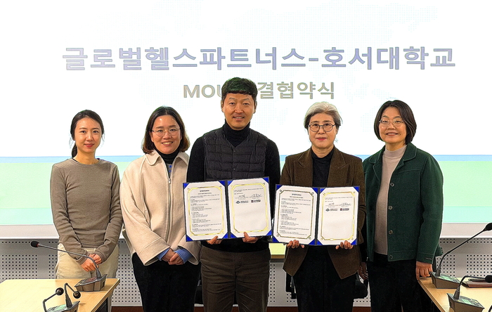 김종근 호서대 간호학과장과 정애숙 글로벌 헬스파트너스 이사장(왼쪽 세번재부터)이 업무협약후 기념촬영했다.