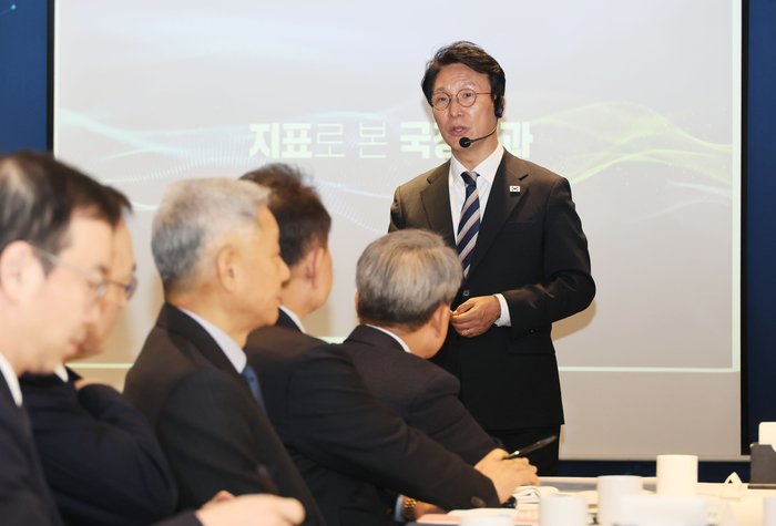 김민석 국무총리가 3일 서울 중구 달개비에서 중소기업인들 대상으로 열린 K-국정설명회에서 강연하고 있다. 연합뉴스
