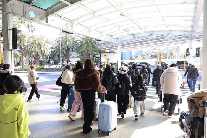 제주를 찾은 귀성객과 관광객이 제주국제공항에서 이동하고 있다. 사진=연합뉴스