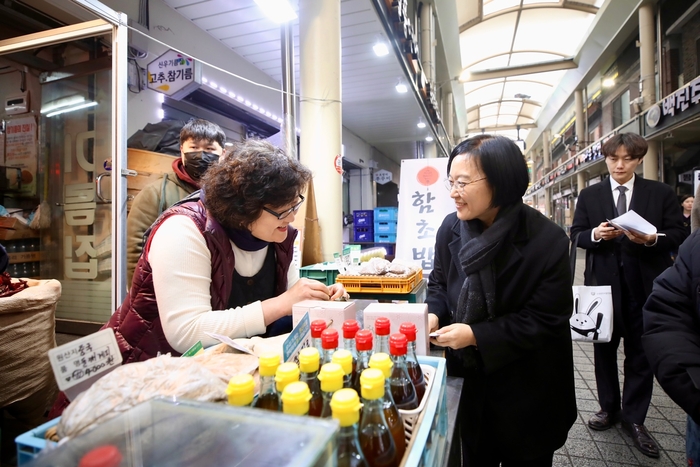한성숙 중소벤처기업부 장관이 지난 13일 서울 서대문구 포방터시장을 방문해 장을 보며 상인과 대화하고 있다.
