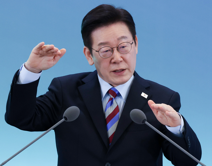 이재명 대통령이 6일 창원 성산구 창원컨벤션센터에서 열린 '경남의 마음을 듣다' 타운홀미팅 간담회에서 발언하고 있다. 연합뉴스