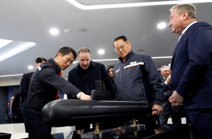 스티븐 퓨어 캐나다 국방조달 특임장관(왼쪽 두번째)이 한화오션 거제사업장을 방문해 CPSP 사업에 제안한 장보고-III 배치-II 선도함인 장영실함 모형에 대한 설명을 듣고 있다. 한화오션