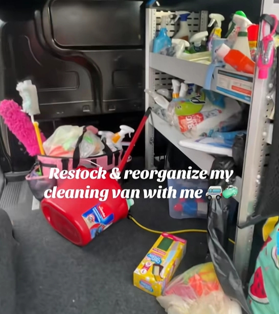 영국의 한 20대 여성이 청소 업체를 운영해 월 800만원의 수입을 얻고 있다는 사연이 알려지며 화제가 되고 있다. 사진=틱톡 캡처.