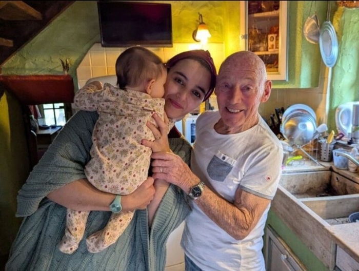 6개월 된 딸 안고 있는 피에르-아이샤 부부. 사진=엑스(X·옛 트위터) 캡처, 연합뉴스