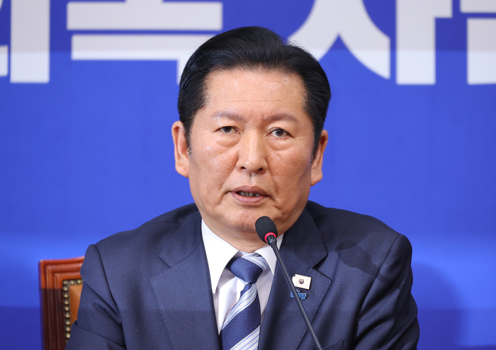 법원이 내란 우두머리 혐의로 기소된 윤석열 전 대통령에 대해 무기징역을 선고한 19일 더불어민주당 정청래 대표가 국회에서 열린 최고위원회의에서 발언하고 있다. 연합뉴스