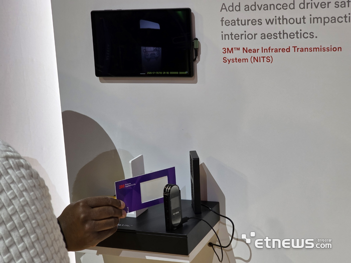 3M이 CES 2026에서 전시한 IR 투과 필름. 위의 화면에 필름을 투과한 IR 카메라가 이미지를 표현하고 있다. (사진= 김영호 기자)