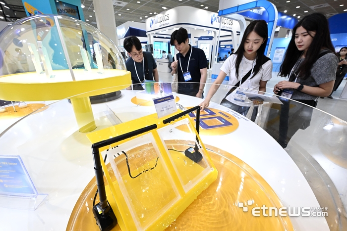 국내 양대 패널기업과 국내외 소부장 기업들이 OLED(유기발광다이오드) 관련 다양한 신기술·신제품을 한 눈에 살펴볼 수 있는 한국디스플레이산업전시회가 16일 서울 강남구 코엑스에서 열렸다. 참관객이 머크의 지문방지 디스플레이 필름 기술을 살펴보고 있다.  이동근기자 foto@etnews.com