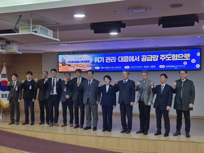 토론회 참여자들.