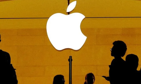 애플이 올해 하반기 공개할 것으로 예상되는 아이폰18 프로 모델에 '딥 레드' 색상이 추가될 가능성이 제기됐다. 사진=로이터 연합뉴스