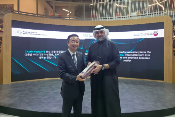 임문영 국가AI전략위원회 부위원장(왼쪽)이 UAE 아부다비 탬팩토리에서 아흐메드 타밈 알 쿠탑 아부다비 정부역량강화부 의장과 사진촬영하고 있다. ⓒ위원회