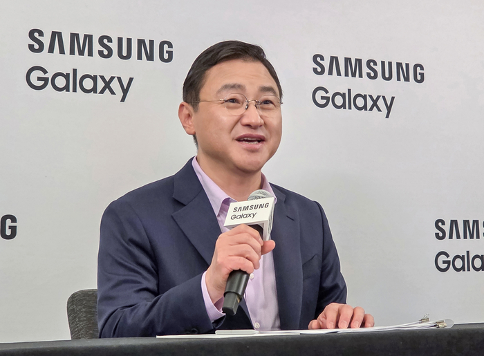 2월 25일(현지시간) 미국 샌프란시스코에서 삼성전자 대표이사 노태문 사장이 '삼성 갤럭시 언팩 2026' 행사 직후 국내 기자간담회를 진행하고 있는 모습