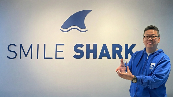 장진환 스마일샤크 대표가 'SMB Top Engager 2025' 트로피를 들고 있는 모습. 사진=스마일샤크