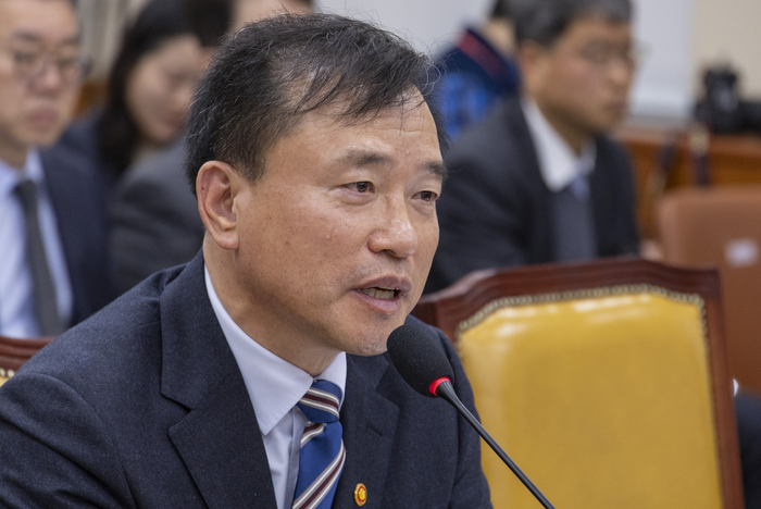 동계올림픽 보편적 시청 관련 질의에 답하는 김종철 방미통위 위원장 (서울=연합뉴스) 황광모 기자 = 김종철 방송미디어통신위원장이 10일 국회에서 열린 국회 과학기술정보방송통신위원회 전체회의에 출석해 동계올림픽 중계 독점과 보편적 시청권에 대한 국민의힘 신성범 의원 질의에 답하고 있다. 2026.2.10 hkmpooh@yna.co.kr (끝)