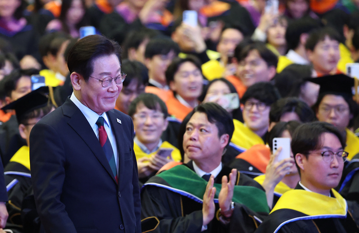 이재명 대통령이 20일 대전 유성구 한국과학기술원(KAIST)에서 열린 학위수여식에 입장하고 있다. 연합뉴스