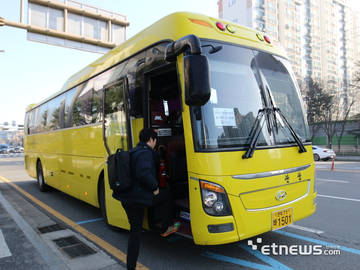 새만금개발청 통근버스 운행 첫날 모습.